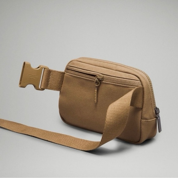 Lululemon Everywhere Belt Bag Crossbody Bag Canvas Artifact Brown NWT - Picture 4 of 7